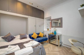Stylish Knightsbridge pad steps from Harrods